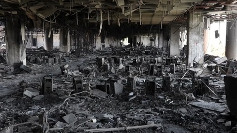 イスラエルの空爆で黒焦げになったイランテレビ局の内部