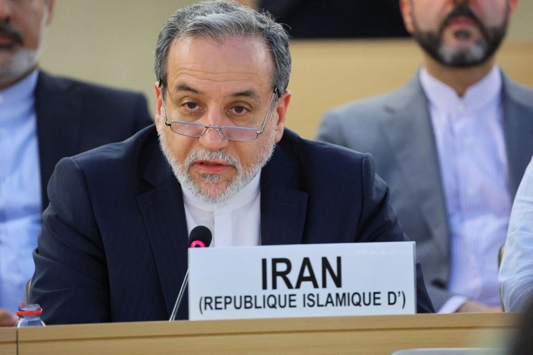 国連人権理事会で発言するイランのアラグチ外相/Denis Balibouse/Reuters