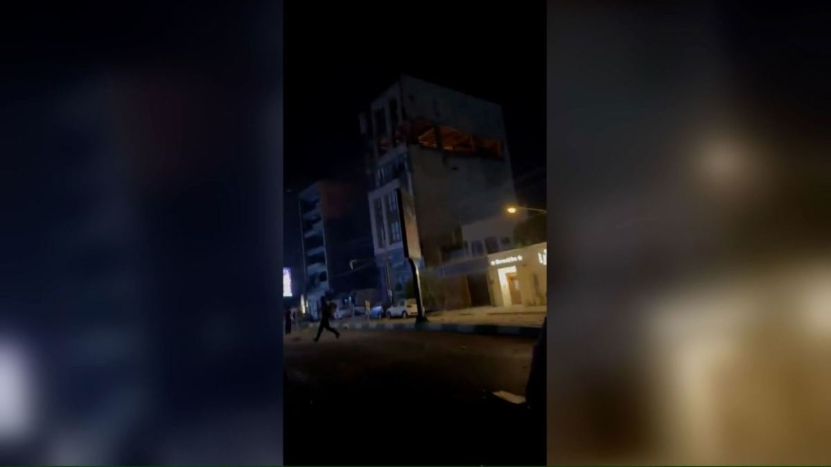 損傷したイラン中部コムの建物。これに先立ちイスラエルが居住用ビル1棟に攻撃を加えていた/From Social Media
