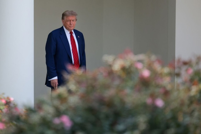 大統領執務室から離れるトランプ氏/Kayla Bartkowski/Getty Images