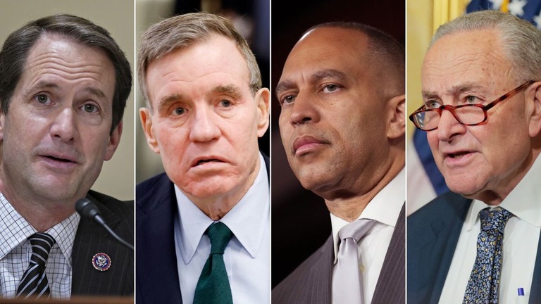 （左から）ジム・ハイムズ下院議員、マーク・ワーナー上院議員、下院のハキーム・ジェフリーズ院内総務、上院のチャック・シューマー院内総務。この４人の民主議員は、通常は米軍の重要な軍事介入の前に説明を受ける「ギャング・オブ・エイト」のメンバー/Getty Images