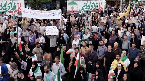 米空爆にイランで抗議デモ