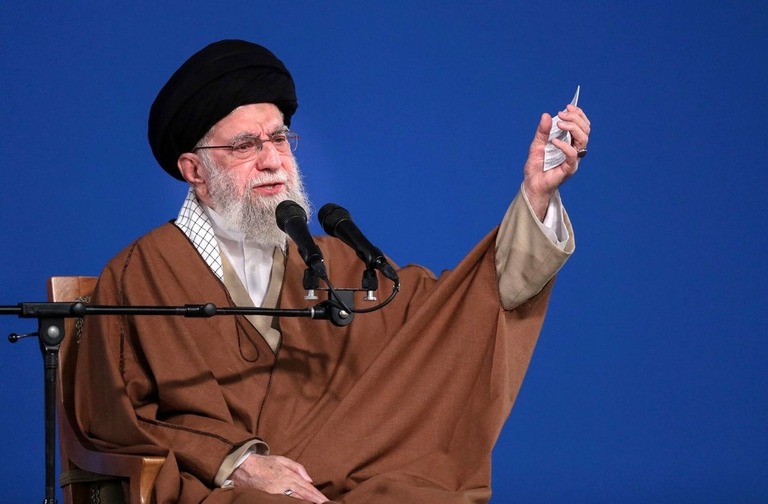 イランの最高指導者ハメネイ師＝３月、イラン首都テヘラン/AP