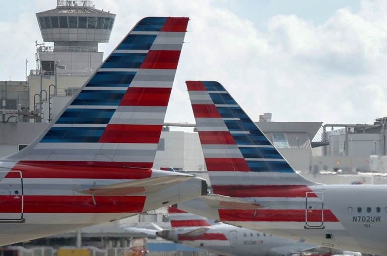 マイアミ国際空港に駐機するアメリカン航空機＝２月/ Joe Raedle/Getty Images
