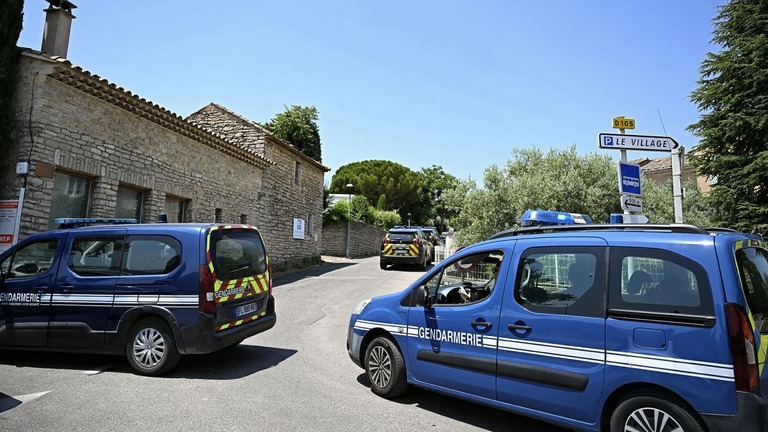 発砲現場に派遣された警察車両/Gabriel Bouys/AFP/Getty Images