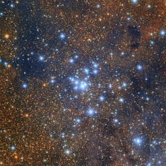 三裂星雲の近くにある散開星団メシエ２１は若くて小さく、暗い星の集まりだ