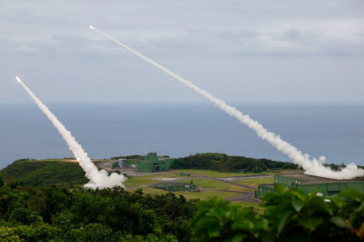 台湾軍による「高機動ロケット砲システム(HIMARS)」の実弾発射試験=5月/Ann Wang/Reuters