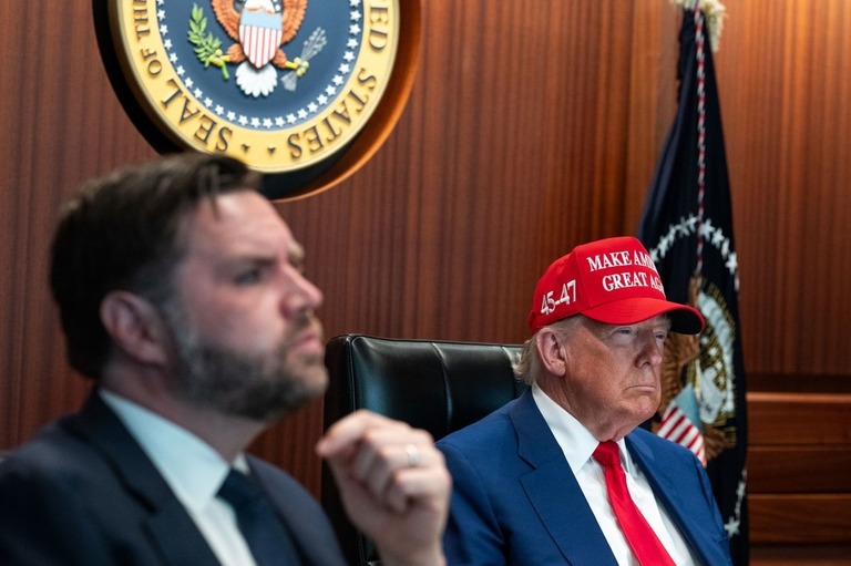 ホワイトハウスの危機管理室のトランプ大統領とバンス副大統領/The White House