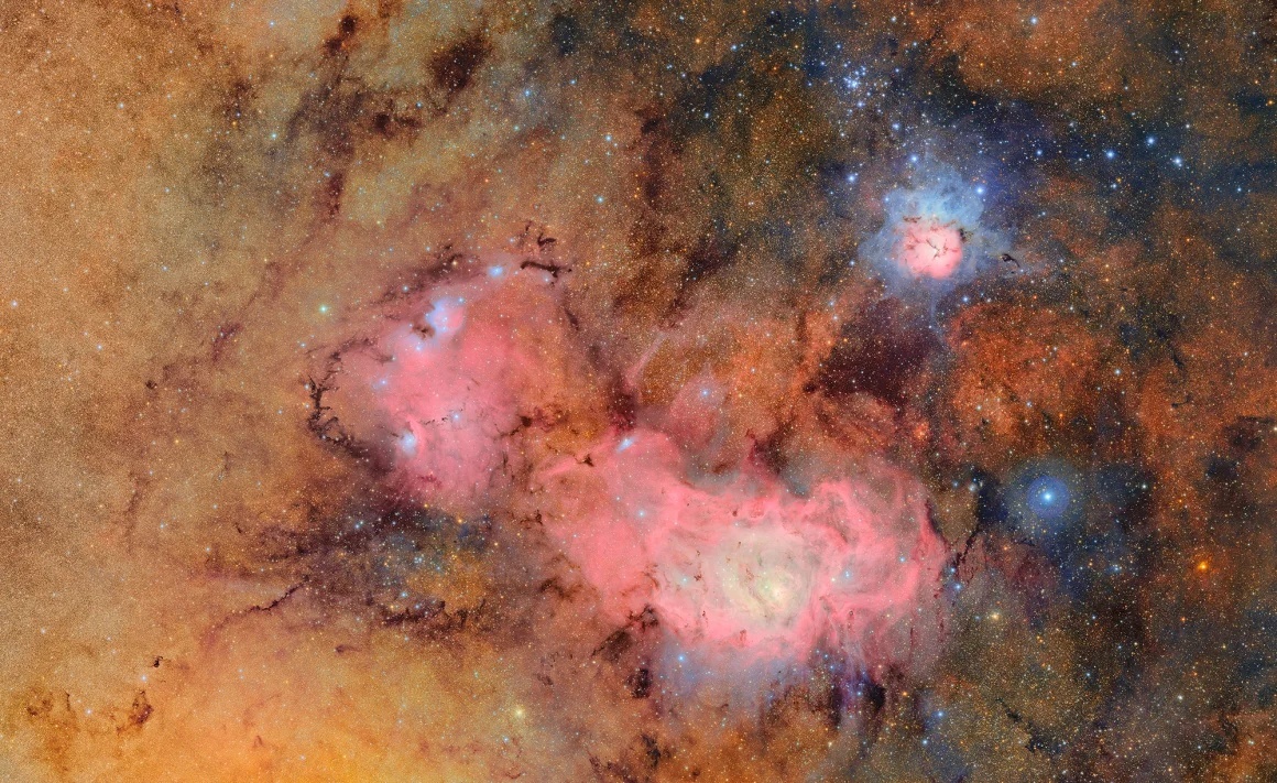 合成画像は678枚の別々の画像を組み合わせて、三裂星雲(右上)と干潟星雲のガス雲や塵のような細部を示している/NSF-DOE Vera C. Rubin Observatory