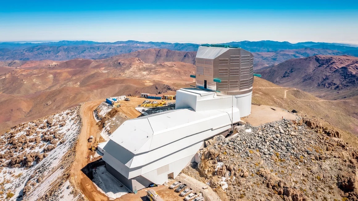 チリのセロ・パチョン山の山頂に位置するベラ・ルービン天文台/Aliro Pizarro Díaz/NSF-DOE Vera C. Rubin Observatory