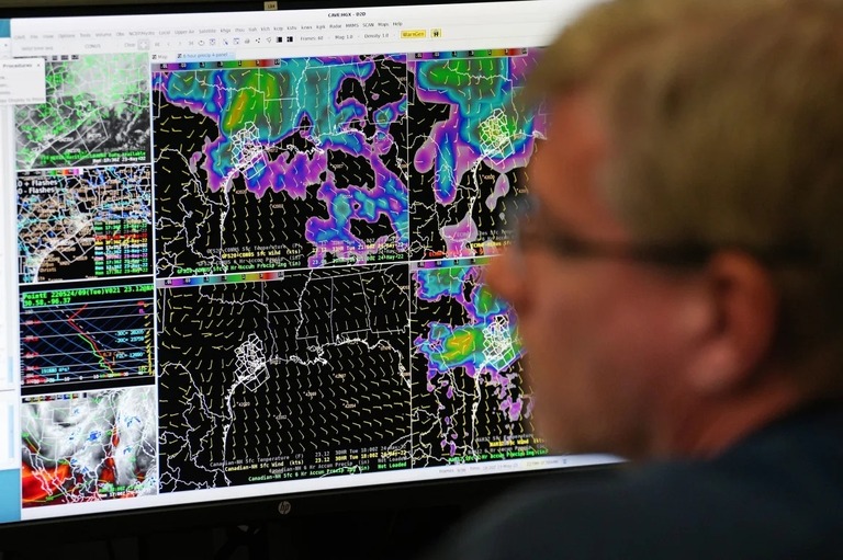 国立気象局（ＮＷＳ）の気象学者＝５月２３日、テキサス州ディキンソン
/Brett Coomer/Houston Chronicle/Getty Images
