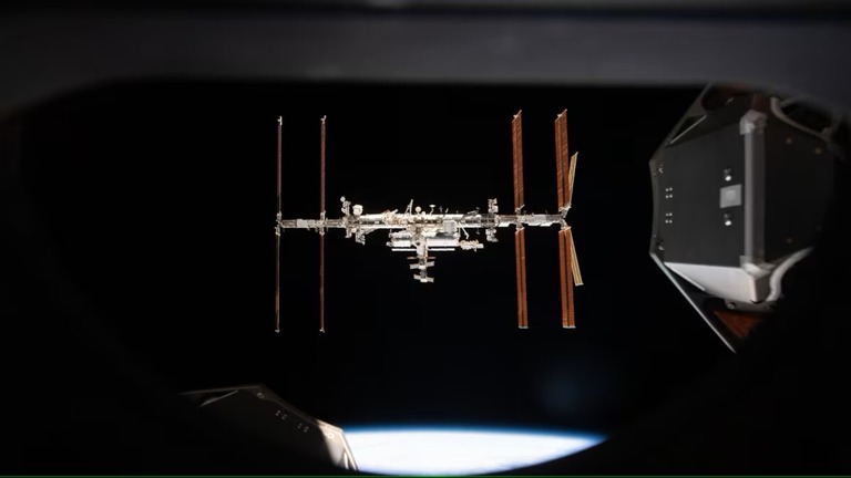 スペースＸのクルードラゴン・エンデバーから見たＩＳＳ/NASA