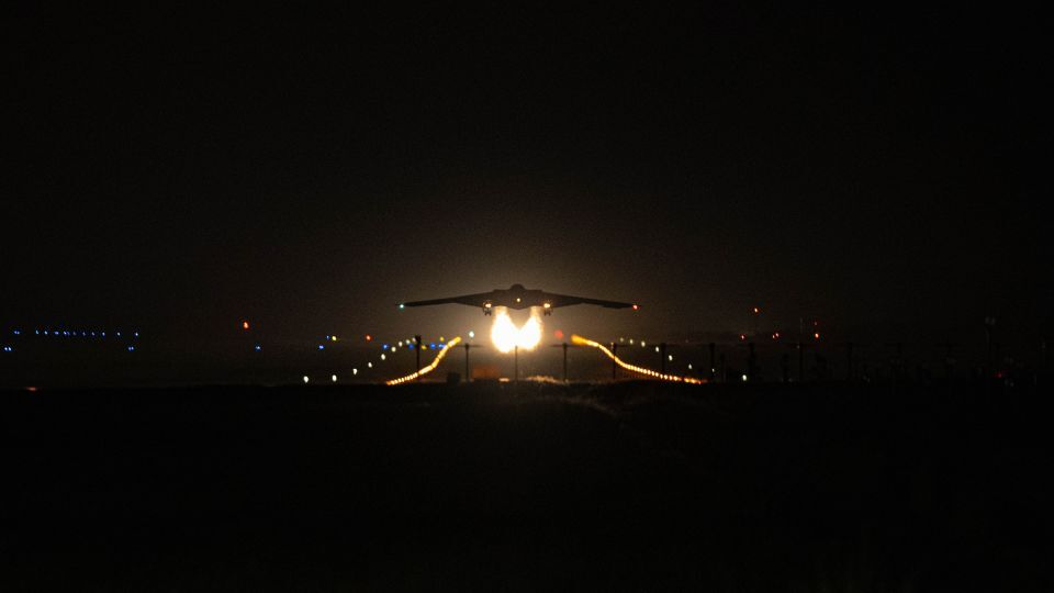 イラン核施設攻撃作戦の支援のため、ホワイトマン空軍基地を飛び立つB2爆撃機/509th Bomb Wing Public Affairs/DVIDS