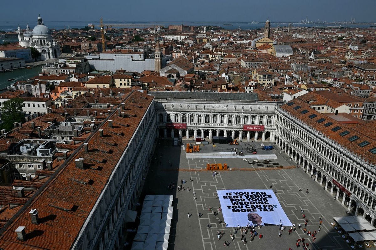 活動家らによると、シートは400平方メートル近い大きさがあるという/Stefano Rellandini/AFP/Getty Images