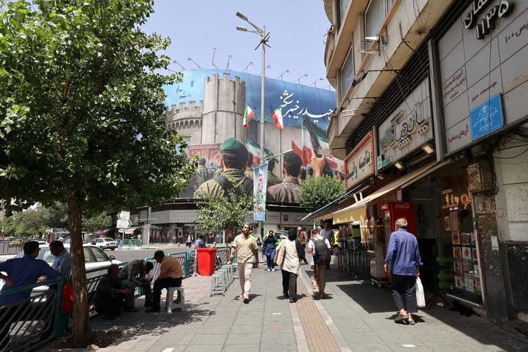 屋外を歩くイランの人たち＝２４日、イラン首都テヘラン/Atta Kenare/AFP/Getty Images