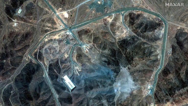 米軍による攻撃後のフォルドゥの地下核施設を捉えた衛星画像/Maxar Technologies/Reuters
