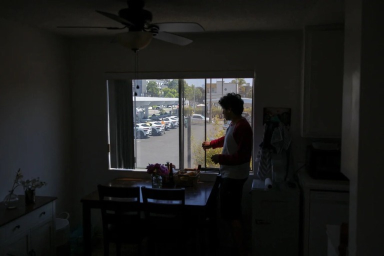 自宅の窓からウェイモの駐車場を眺めるサンタモニカの住民/Daniel Cole/Reuters