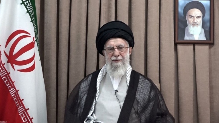 イスラエルによる攻撃後、イランの最高指導者ハメネイ師がテレビでメッセージを発する様子/Office of the Iranian Supreme Leader/WANA/Reuters
