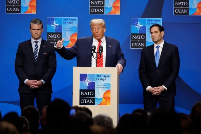ＮＡＴＯ首脳会議の記者会見に臨むトランプ米大統領＝２５日、オランダ・ハーグ/Omar Havana/Getty Images
