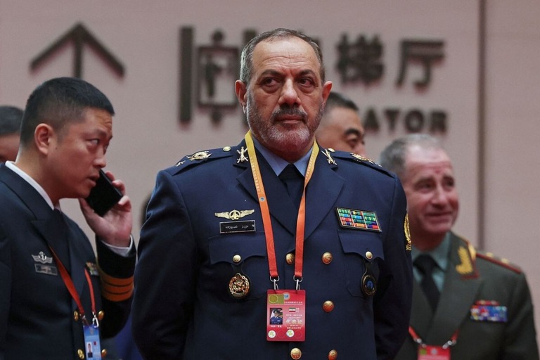 グループ撮影の機会を待つイランのナシルザデ国防相＝２６日、中国・青島/Florence Lo/Reuters