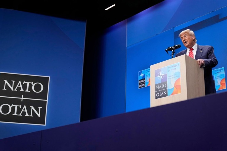 ハーグで開かれたＮＡＴＯ首脳会議後の記者会見で発言するトランプ米大統領/Matthias Schrader/AP