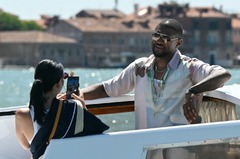 水上タクシー上でアッシャーの写真を撮影するジェニファー・ゴイコエチェア＝２７日