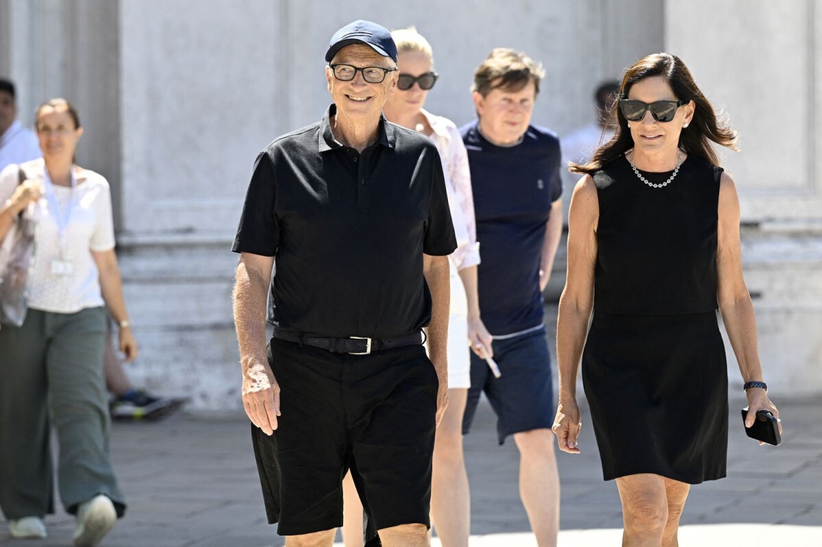 アカデミア美術館を後にするビル・ゲイツ氏とパートナーのとポーラ・ハード氏/Andrea Pattaro/AFP/Getty Images