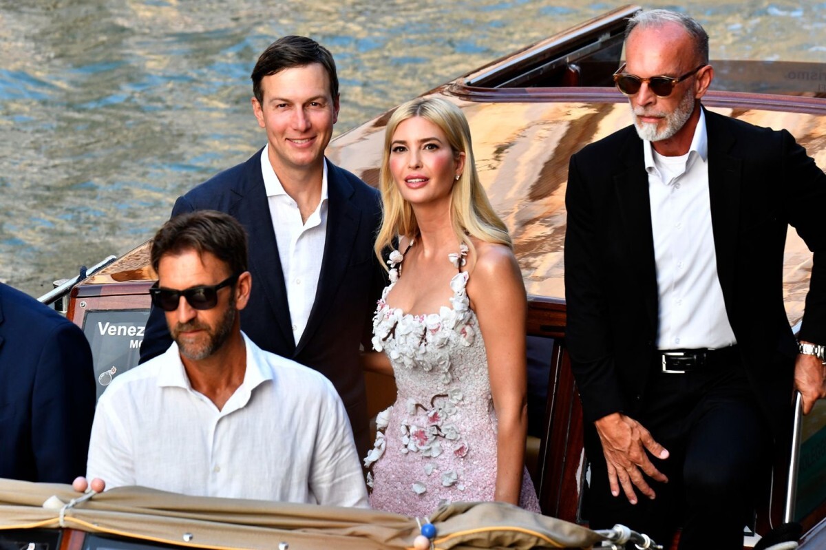 この週の最初のイベントに出席するため、フェリーで移動するイバンカ・トランプ氏と夫のジャレド・クシュナー氏。イバンカ氏はスパンコールを散りばめたオスカー・デ・ラ・レンタの桜柄のカクテルドレスを着用していた/Luigi Costantini/AP