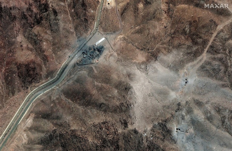 マクサー・テクノロジーズが公開した衛星写真。フォルドゥ核施設が米国の攻撃により損傷を受けている様子が分かる＝２４日/Maxar Technologies/AP