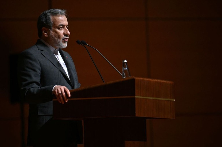２２日、トルコ・イスタンブールで記者会見に臨むイランのアラグチ外相/Ozan Kose/AFP/Getty Images