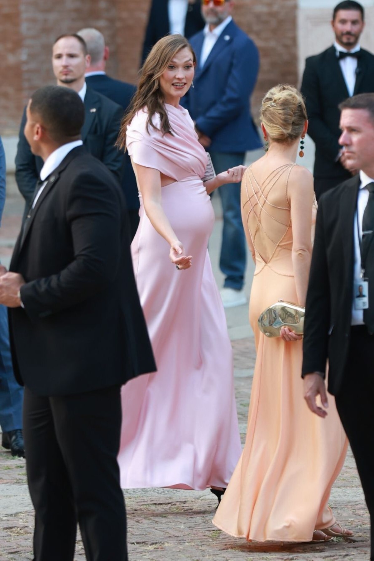 カーリー・クロスはステラ・マッカートニーのピンク色のガウンをまとい、ベネチアのマドンナ・デッロルト教会に到着した=26日/BACKGRID