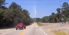 昼間の空を突き抜けた火球　衝撃波も発生、隕石が住宅直撃の情報も　米南東部