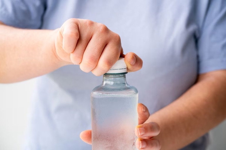 プラスチック製のキャップの開閉により、マイクロプラスチックが飲料内に放出されることが明らかになった/Cunaplus_M.Faba/iStockphoto/Getty Images