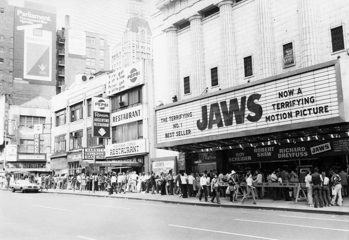 1975年6月、「ジョーズ」が封切られた映画館の前にできた観客の長蛇の列。原案となった小説は前年に刊行され、既にベストセラーに/Universal/Kobal/Shutterstock