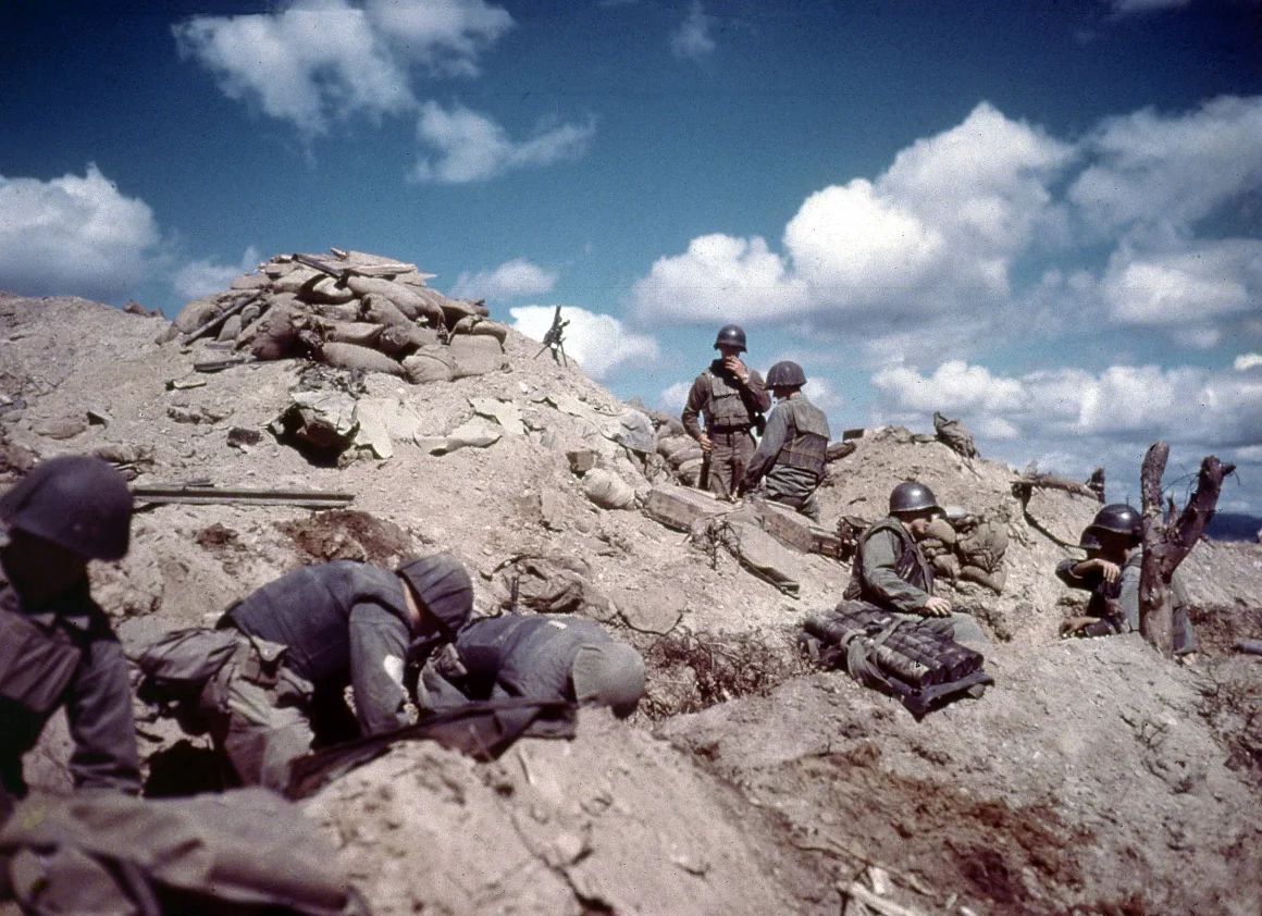 1952年、朝鮮半島の丘陵地帯で塹壕を掘る米軍兵士/Hulton Archive/Archive Photos/Getty Images