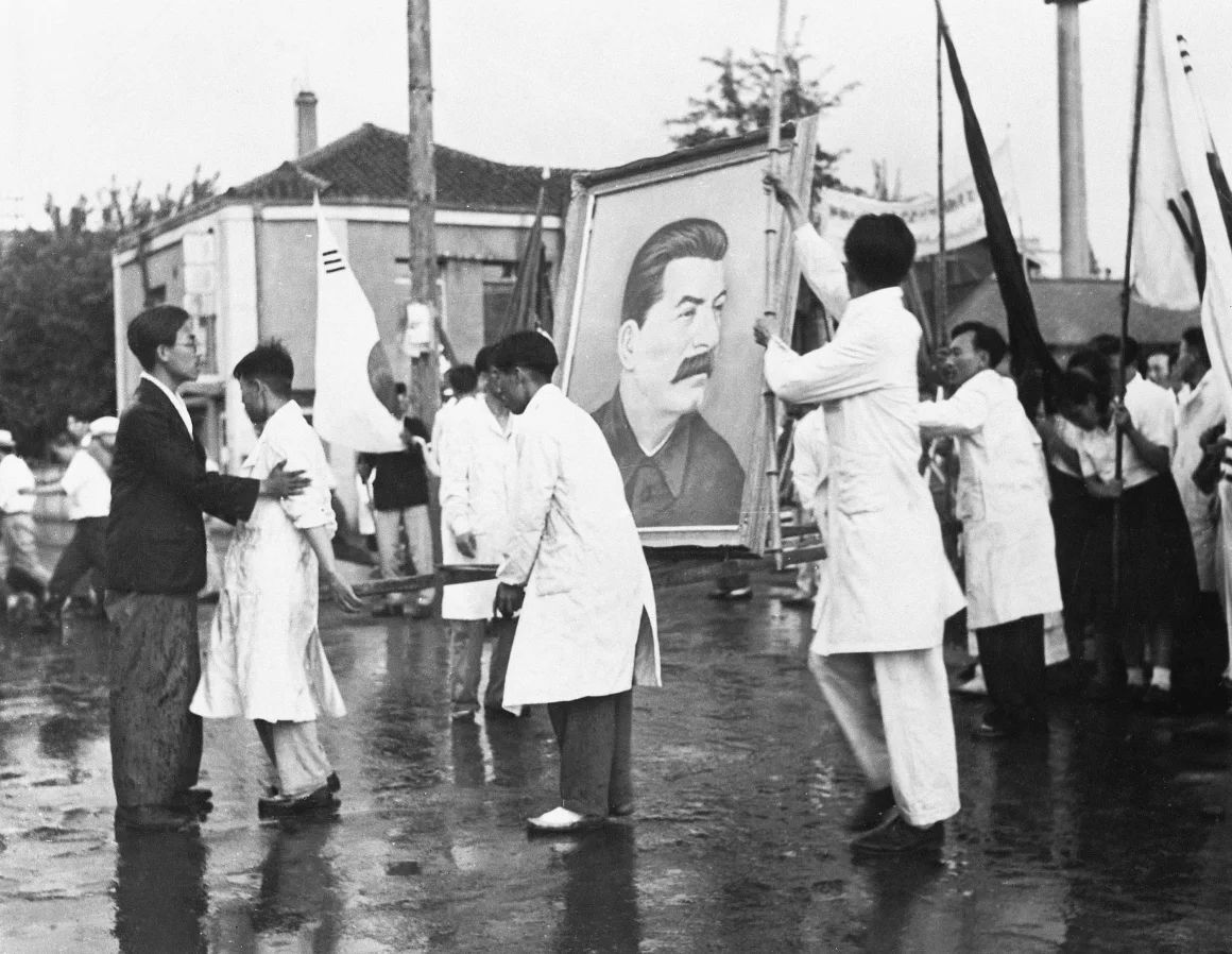 1947年、平壌でのパレードのために用意されたスターリンの肖像画/Bettmann Archive/Getty Images
