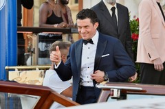ホテルを出て結婚式へ向かうオーランド・ブルーム＝２７日