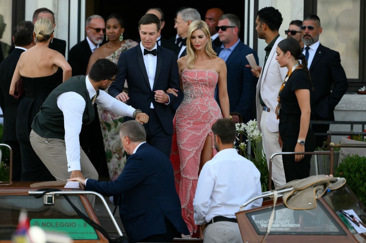 結婚式へ向かうためセントレジスホテルを後にするジャレド・クシュナー、イバンカ・トランプ両氏=27日/Marco Bertorello/AFP/Getty Images