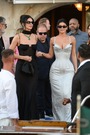 結婚式へ向かうケンダル・ジェンナーとカイリー・ジェンナー＝２７日