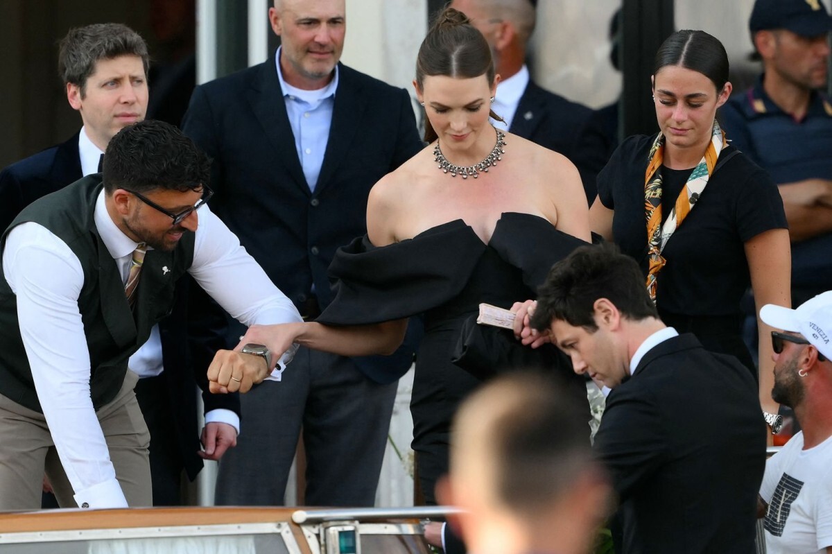 結婚式に向けて出発するカーリー・クロス=27日/Marco Bertorello/AFP/Getty Images