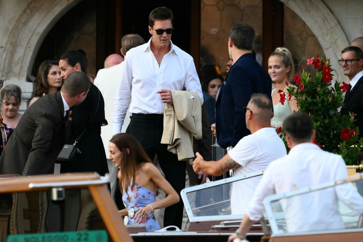 グリッティパレス・ホテルを後にするトム・ブレイディ=26日/Marco Bertorello/AFP/Getty Images