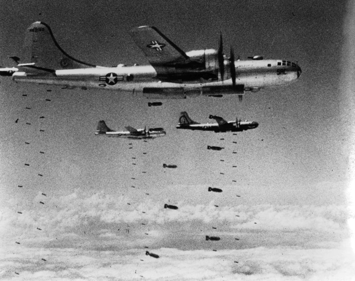 朝鮮戦争中に爆弾を投下する米爆撃機B29「スーパーフォートレス」/Keystone/Hulton Archive/Getty Images
