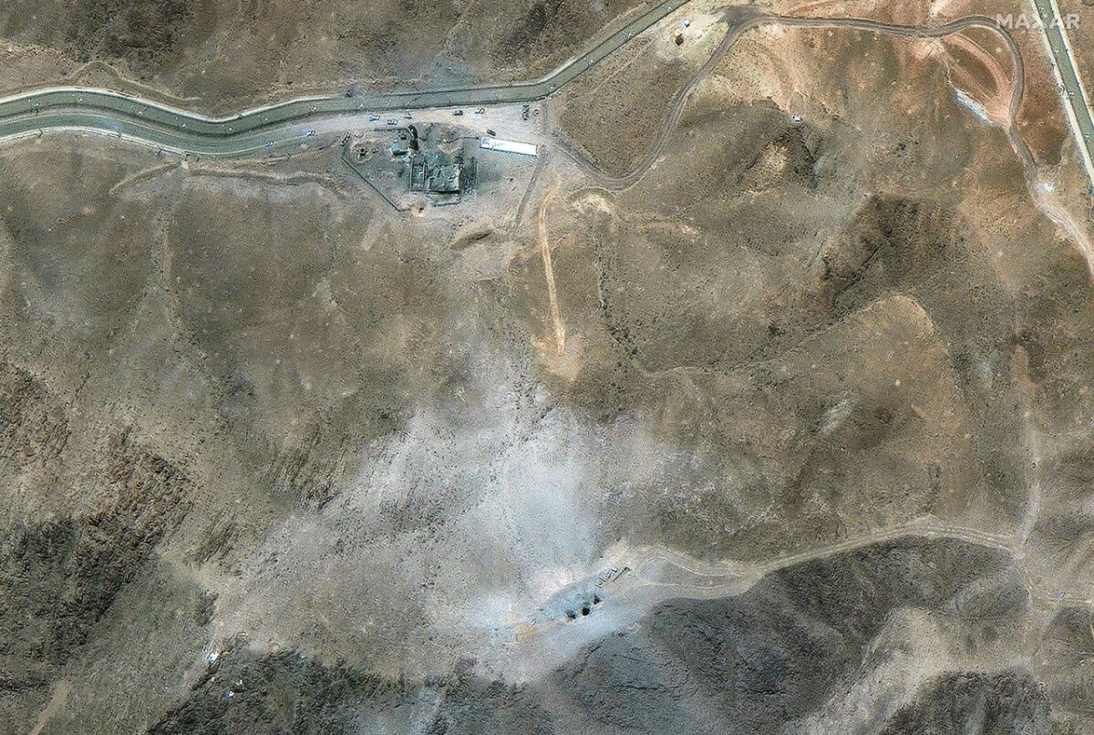 この衛星画像には土砂運搬機が写っている/Maxar Technologies