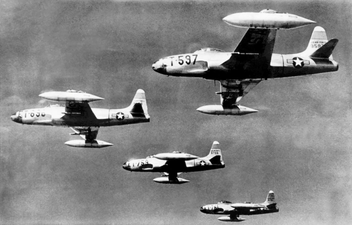 日本の基地から飛び立ち、朝鮮戦争の任務に参加するF80戦闘機4機=1950年7月13日/Underwood Archives/Getty Images