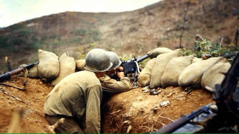 １９５２年７月、朝鮮戦争中に共産圏側の陣地で機銃の発射訓練を行う兵士ら/PhotoQuest/Archive Photos/Getty Images