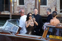 結婚式へ向かうタクシーボートに乗りながら写真撮影するキム・カーダシアン＝２７日