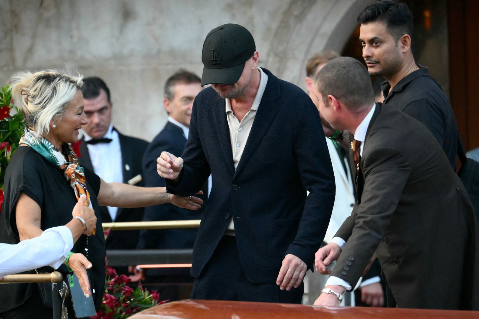 ベネチアのホテル「グリッティパレス」を後にするレオナルド・ディカプリオ=26日/Marco Bertorello/AFP/Getty Images