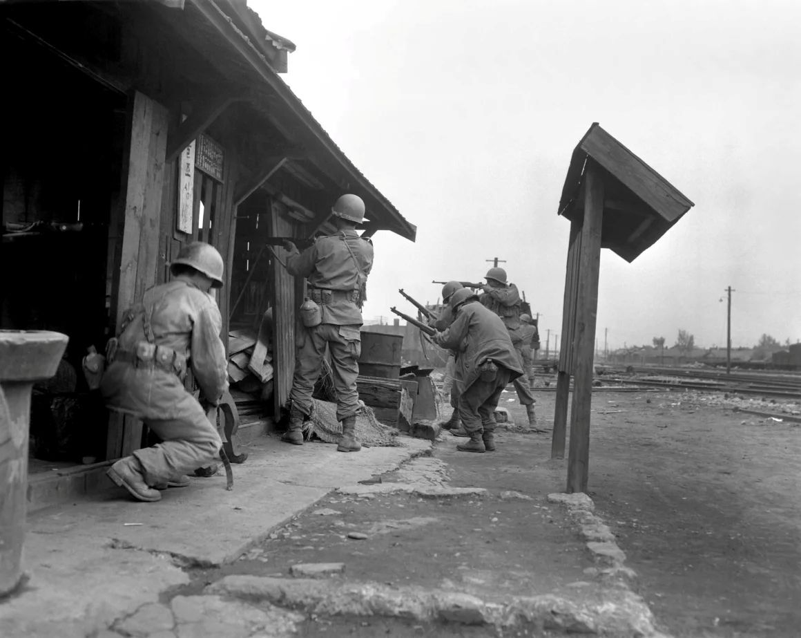 1950年、平壌で活動する米陸軍第1騎兵師団の兵士ら/Everett/Shutterstock