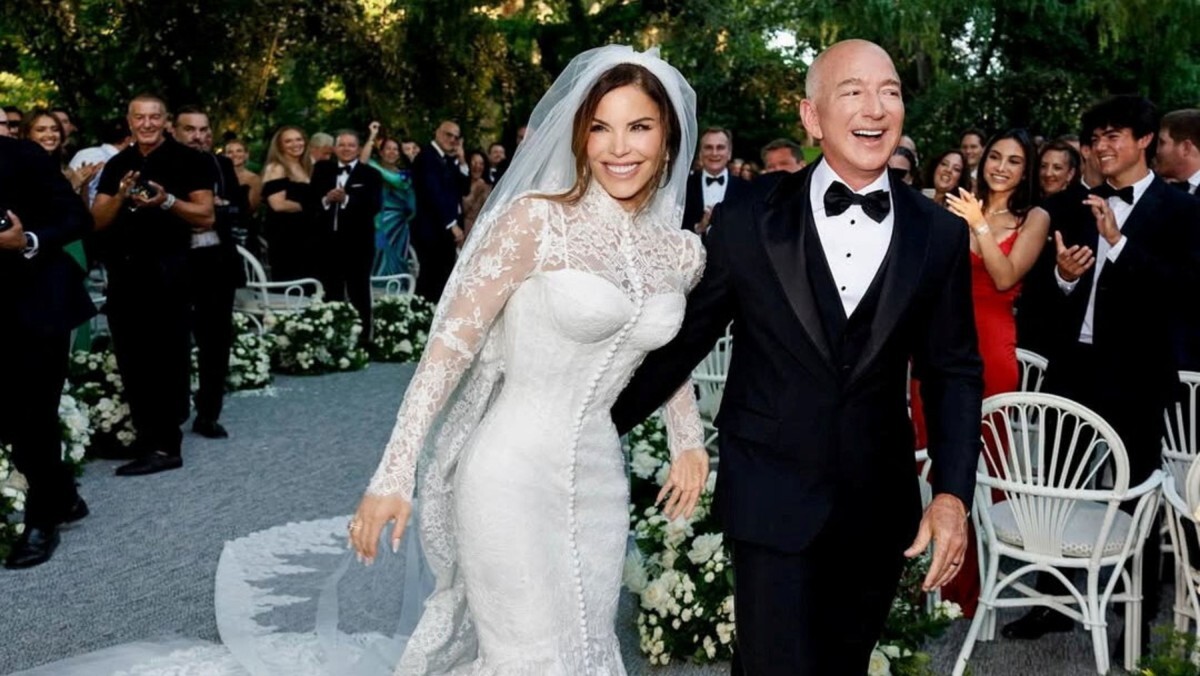 結婚式に姿を見せたローレン・サンチェス氏とジェフ・ベゾス氏＝２７日、ベネチア