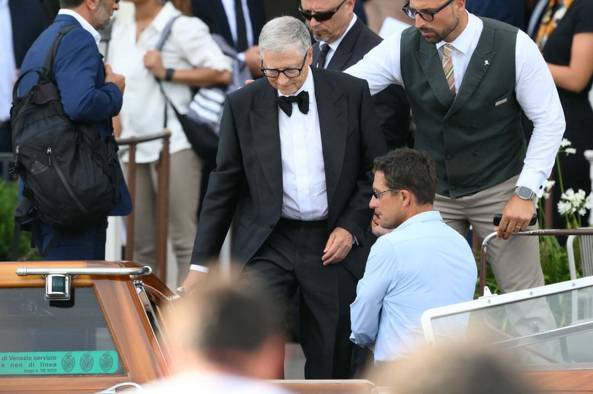 水上タクシーに乗り込むビル・ゲイツ氏/Marco Bertorello/AFP/Getty Images
